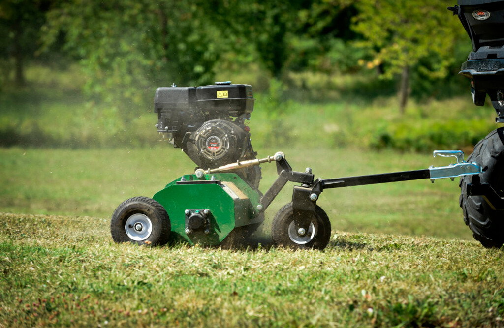 Anhängervertikutierer 75 cm, Benzin-Rasenlüfter für Quad & ATV