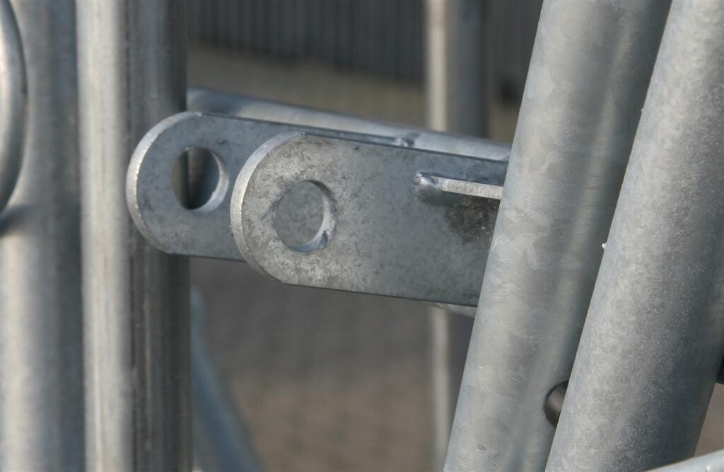 COSNET Viereckraufe mit Sicherheitsfressgitter, 12x Futterplätze, 2x2m