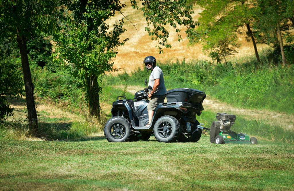 Anhängervertikutierer 75 cm, Benzin-Rasenlüfter für Quad & ATV