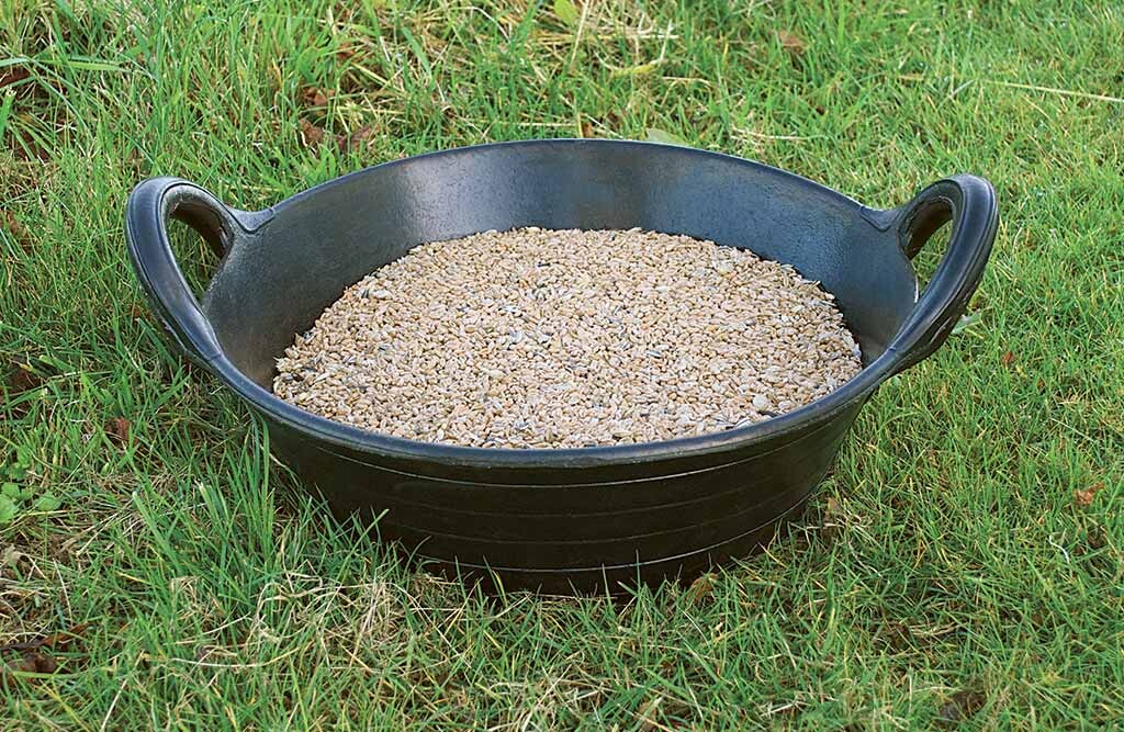 Futtertrog aus Hartgummi