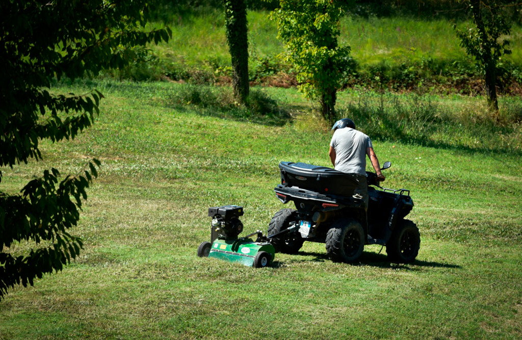 Anhängervertikutierer 75 cm, Benzin-Rasenlüfter für Quad & ATV