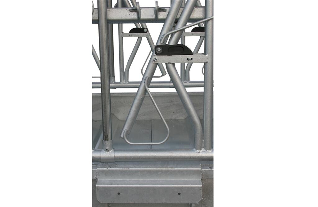 COSNET Viereckraufe mit Sicherheitsfressgitter, 12x Futterplätze, 2x2m