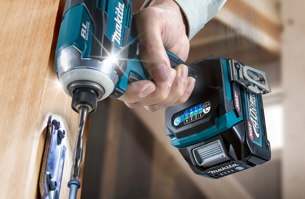 Makita 40V Schlagschrauber-Set, inkl. Akkus und Zusatzartikel